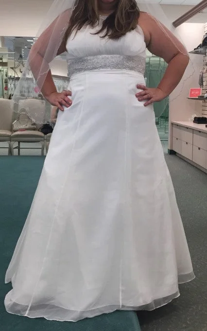 Closeout David's Bridal High neck halter chiffon sft Alne/13340002