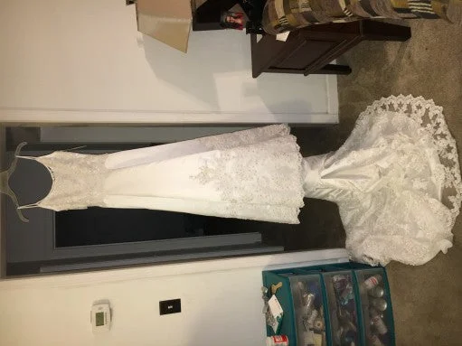 Deal Alert David's Bridal Gloria Vanderbilt/5356 white
