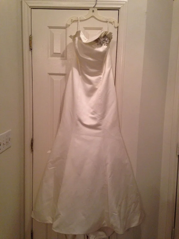 Year-End Clearance David's Bridal Galina Signature SWG9905