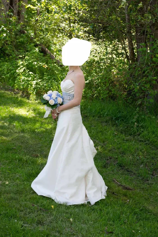 Deal Explosion David's Bridal Ivory A-line sweetheart neckline